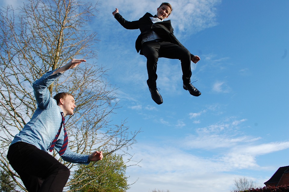 Dospělí na trampolíně